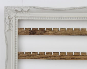 Marco para guardar aretes, soporte para aretes para colgar en la pared, exhibición de joyas adornada, crema desgastada y descascarada, organizador de aretes blanco adornado