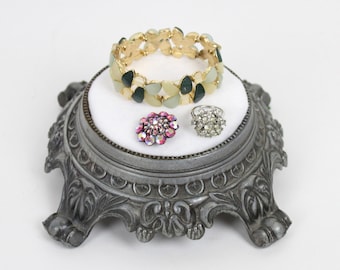 Pantalla de pulsera, bandeja de joyería vintage, soporte de joyería de terciopelo blanco, plato de anillo adornado, soporte de pulsera de mesa, accesorio de foto de metal reciclado