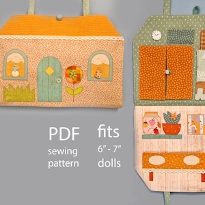 Op de afbeelding: Een stoffen poppenhuis naaipatroon met een oranje dak en een licht perzikkleurig lichaam. Het poppenhuis heeft een groene deur, ramen en een bloemenapplicatie. Het interieur heeft een bed, kasten en een plank. Geschikt voor poppen van 15-18 cm.