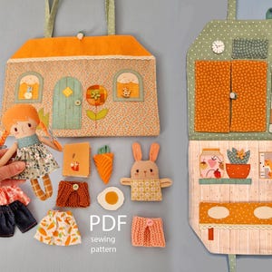 Puede incluir: Una casa de muñecas de tela naranja y verde con accesorios, incluyendo una muñeca, ropa y juguetes con forma de comida. La casa de muñecas tiene un asa. El texto "PDF sewing pattern" es visible. Es un patrón de costura.