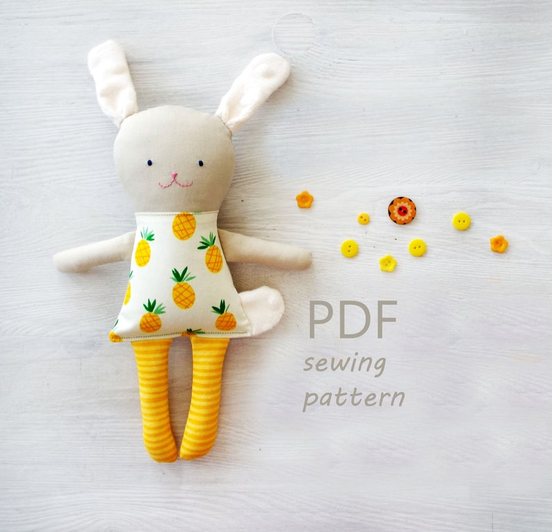 Cartamodello per cucire un coniglietto di Pasqua di peluche. Cartamodello per cucire animali di peluche con coniglietti per bambini. Animale di pezza modello coniglio immagine 1