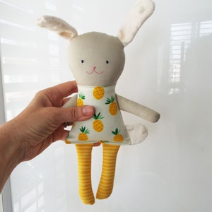 Cartamodello per cucire un coniglietto di Pasqua di peluche. Cartamodello per cucire animali di peluche con coniglietti per bambini. Animale di pezza modello coniglio immagine 9