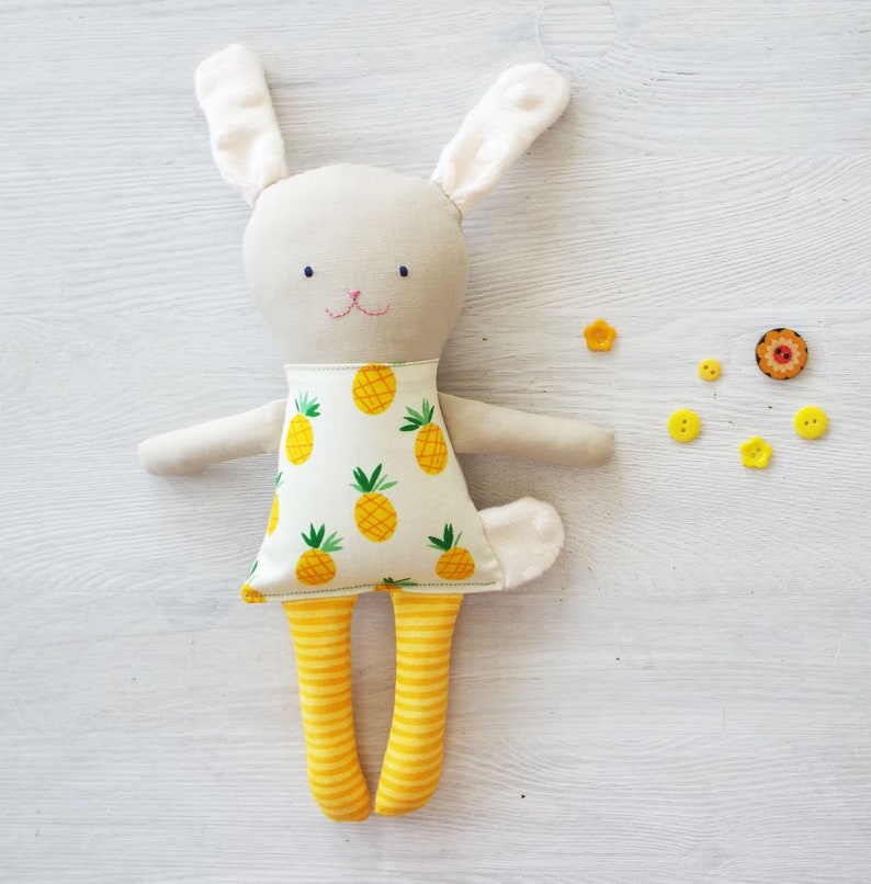 Cartamodello per cucire un coniglietto di Pasqua di peluche. Cartamodello per cucire animali di peluche con coniglietti per bambini. Animale di pezza modello coniglio immagine 10