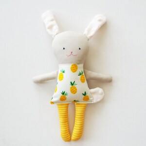 Cartamodello per cucire un coniglietto di Pasqua di peluche. Cartamodello per cucire animali di peluche con coniglietti per bambini. Animale di pezza modello coniglio immagine 8
