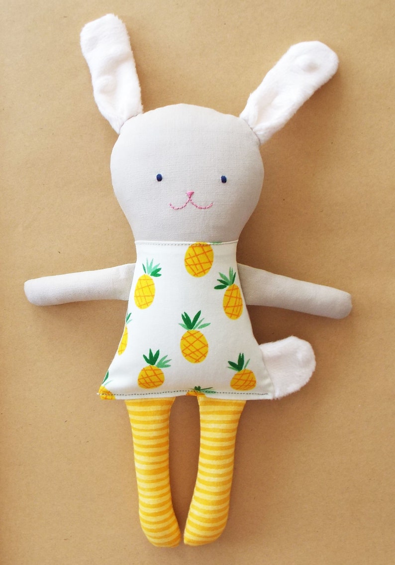 Cartamodello per cucire un coniglietto di Pasqua di peluche. Cartamodello per cucire animali di peluche con coniglietti per bambini. Animale di pezza modello coniglio immagine 6