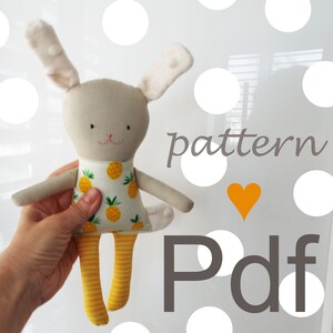Cartamodello per cucire un coniglietto di Pasqua di peluche. Cartamodello per cucire animali di peluche con coniglietti per bambini. Animale di pezza modello coniglio immagine 3