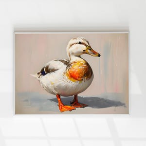 Puede incluir: Un pato blanco con plumas marrones y naranjas se encuentra de pie sobre un fondo rosa claro y gris. El pato tiene patas naranjas y un pico amarillo.