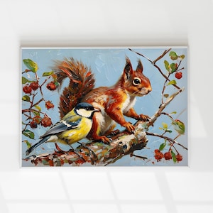 Puede incluir: Pintura al óleo de una ardilla y un pájaro posados en una rama con bayas rojas. La ardilla tiene pelaje marrón rojizo y el pájaro tiene plumas amarillas, negras y azules. El fondo es azul claro.