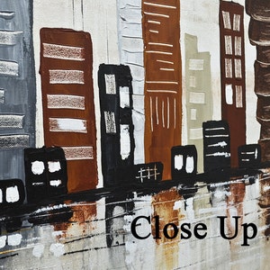 Pu&ograve; includere: Dipinto astratto di uno skyline urbano con edifici marroni, grigi, neri e bianchi. Il dipinto ha un aspetto testurizzato e le parole "Close Up" sono scritte in basso.