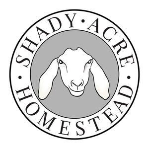 K&ouml;nnte beinhalten: Rundes Logo mit dem Text "SHADY ACRE HOMESTEAD" in schwarzer Schrift. Es zeigt einen wei&szlig;en Ziegenkopf mit langen Ohren in einem grauen Kreis, alles vor wei&szlig;em Hintergrund.