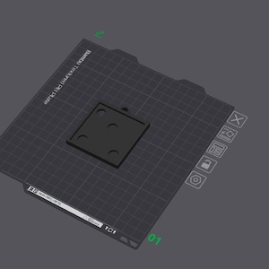 Könnte beinhalten: Eine schwarze quadratische Platte mit vier kreisförmigen Aussparungen und einer kleinen Lasche, positioniert auf einem strukturierten Raster. Der Text "Bambu Textured PEI Plate" ist sichtbar. Die Platte ist wahrscheinlich für den 3D-Druck.