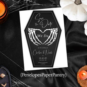 Halloween mariage carte réservez la date personnalisée cercueil découpé avec squelette coeur mains noir et blanc texte personnalisé imprimé carte avec enveloppe