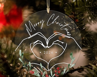 Adorno navideño de acrílico personalizado con forma de manos en forma de corazón.