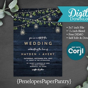 Pode incluir: Um convite de casamento azul marinho com luzes de corda e lanternas em um fundo de madeira. O texto do convite diz "Você está convidado para o casamento" com os nomes Hayden e Avery e detalhes do evento. As palavras "Download digital" são exibidas.