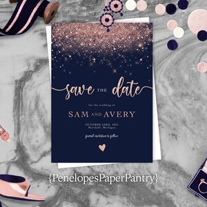 Carte "Retenez cette date" bleu marine et rose pour mariage estival Impression calligraphie à paillettes roses Cartes imprimées scintillantes bleu marine fard à joues avec enveloppes Bling