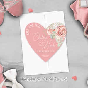 Carte "Retenez cette date" en forme de coeur Saint-Valentin personnalisée Mariage Texte personnalisé Roses Cartes imprimées Enveloppes incluses Pénélopes uniquesPaperPantry