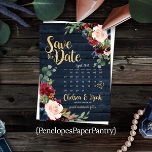 Carte réservez cette date, mariage d'automne floral rustique, calendrier personnalisé, bois bleu marine, blush bordeaux, imprimé doré, cartes imprimées scintillantes, enveloppes