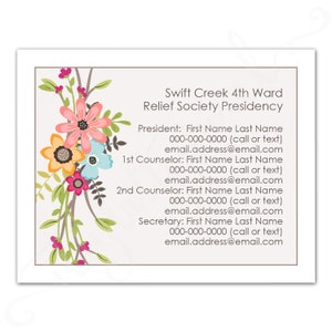 Pu&ograve; includere: Un biglietto con un design floreale con il testo "Swift Creek 4th Ward Relief Society Presidency" e le informazioni di contatto del presidente, del primo consigliere, del secondo consigliere e del segretario.