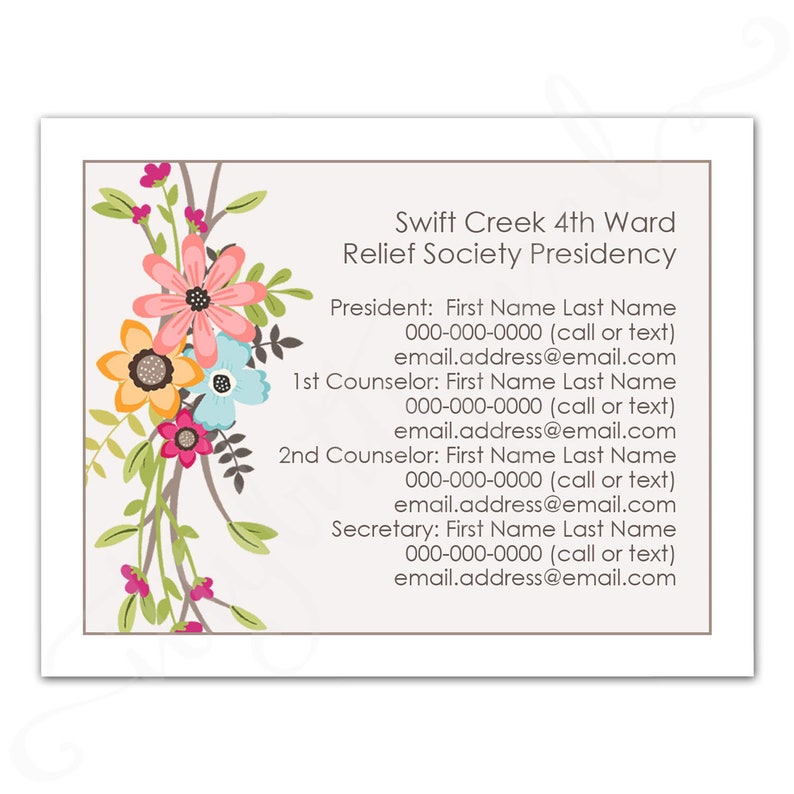Pu&ograve; includere: Un biglietto con un design floreale con il testo "Swift Creek 4th Ward Relief Society Presidency" e le informazioni di contatto del presidente, del primo consigliere, del secondo consigliere e del segretario.