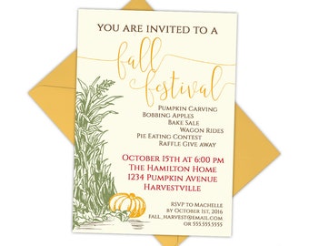 Puede incluir: Una invitación a un festival de otoño con un sobre amarillo. La invitación presenta una ilustración dibujada a mano de tallos de maíz y calabazas. El texto dice "Estás invitado a un festival de otoño" y enumera actividades como tallado de calabazas, manzanas flotantes, venta de pasteles, paseos en vagón, concurso de comer pasteles y sorteo. El evento está programado para el 15 de octubre a las 6:00 PM en The Hamilton Home, 1234 Pumpkin Avenue, Harvestville. La invitación incluye información de contacto para RSVP.