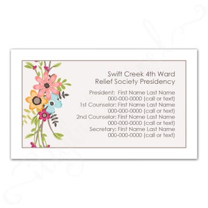 Pu&ograve; includere: Un biglietto bianco con un disegno floreale e il testo "Swift Creek 4th Ward Relief Society Presidency". Il biglietto elenca i nomi e i numeri di telefono del presidente, del primo consigliere, del secondo consigliere e del segretario.