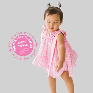 Puede incluir: Un conjunto de top y pololos con estampado de cuadros vichy en rosa y blanco, con bordes de volantes y lazos en los hombros. El texto en la imagen dice: pdf sewing pattern, SUMMER TOP & BLOOMERS, BABY & TODDLER, sizes: 0m-5yrs, A4/US LETTER, A0 COPY SHOP, LAYERS.