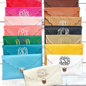 Cartera de mano o bandolera con monograma, regalo de dama de honor bordado, cartera de mano con sobre con monograma, cartera de mano de cuero con monograma