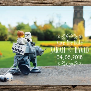Puede incluir: Una tarjeta de guardar la fecha con un caminante AT-ST de Lego Star Wars tirando de una cuerda de personajes de Lego. La tarjeta dice "Save the Date" con los nombres "Sarah y David" y la fecha "04.05.2018".