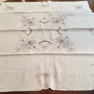 Vintage Scalloped Edge Cutwork / Floral bestickte Tischdecke und 6 Servietten Set