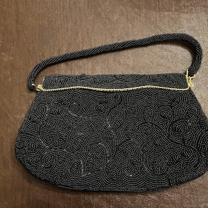 Bolso de noche con cuentas negro vintage - Forro de seda negro-Hardware tonificado dorado 1950