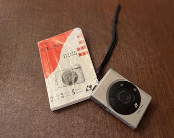 Canon ELPH IXUS カメラ IX240 とマニュアル、新品バッテリー付き、動作状態良好