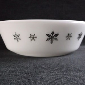 vintage Pyrex Snowflake Gaiety casserole dish