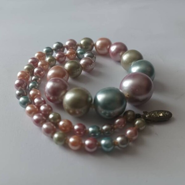 Pastel beaded pearl vintage necklace