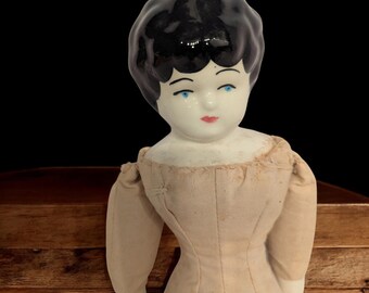 磁器製の頭部を持つアンティークのドイツ人形 / コレクターズドール