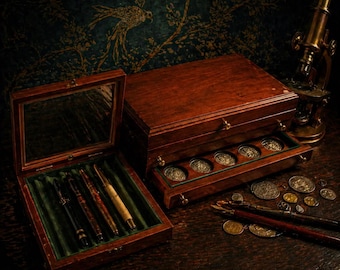 Vintage myntdisplay och pennfodral, skrivbordsstyling Dark Academia-förvaring