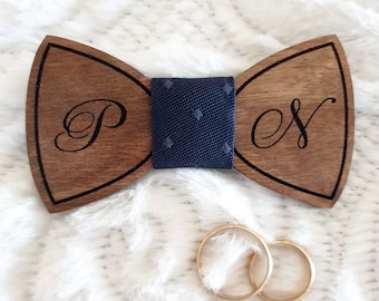 Noeud papillon en bois de mariage avec initiales du couple | Cadeau marié Nœud papillon | Magnifique accessoire Groomsman | Personnalisé w / Date de mariage au dos