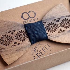 Indie Holz fliege | Stilvolles Geschenk für Männer | Custom BowTie | Personalisiertes Hochzeitsgeschenk | Geburtstagsgeschenk mit Wunsch auf Rückseite | Jubiläumsgeschenk
