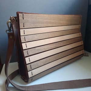 Birken-Walnuss Holz Clutch Bag || Birkenholz | Verstellbarer Gurt | 100% Wildleder | Handarbeit || Minimalistisches Geschenk || Boho-Stil