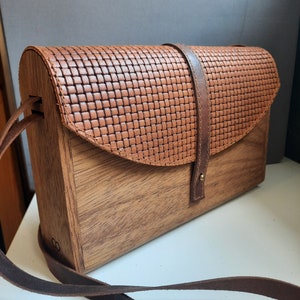 HANDGEFERTIGTE HOLZ Handtasche || Kamelleder || Zedernholz || 100% Echtes Leder || handgemacht | Minimalistisch | Geschenk