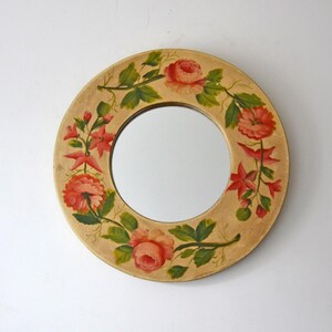Badezimmerspiegel aus bemaltem Holz mit rosa Blumenmuster