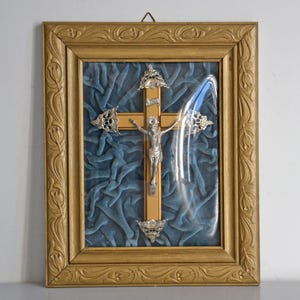 Religiöser Reliquienrahmen mit Kruzifix, konvexes Glas 1900, Vintage-Dekoration für die Wand