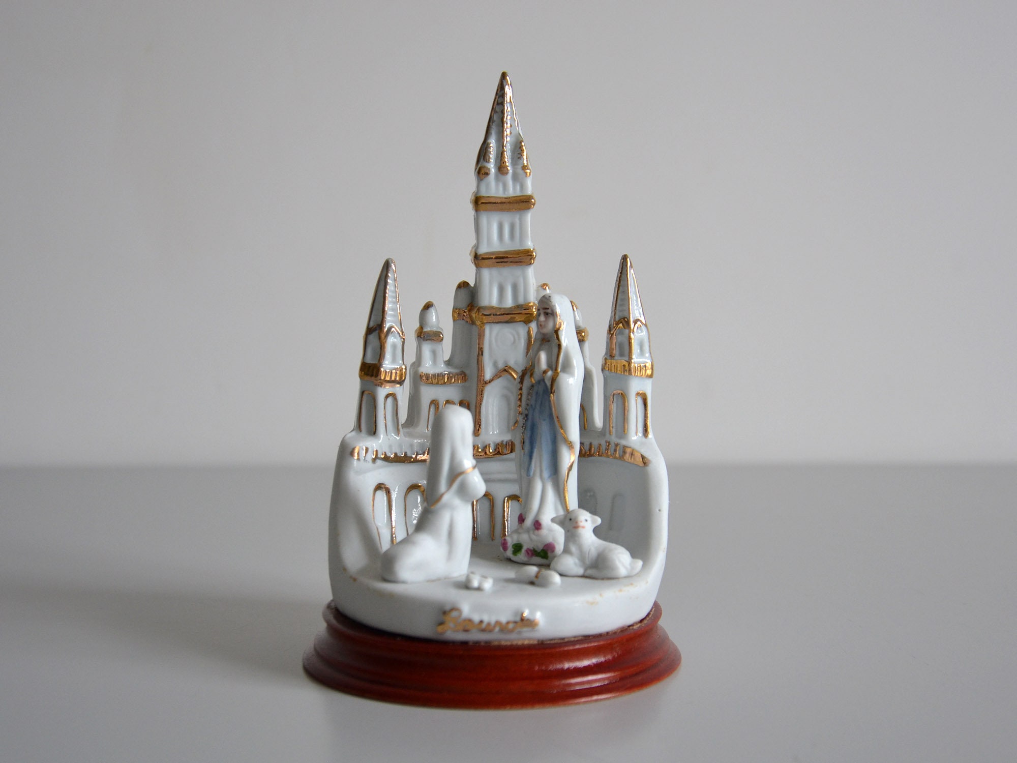 Grotte de Lourdes en Porcelaine, Apparition La Vierge Marie