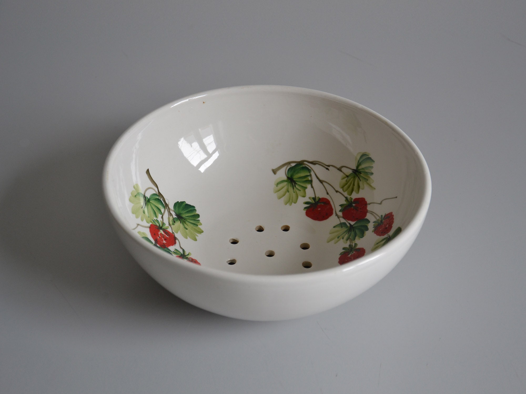 Ancien Bol Saladier Passoire Fraise en Faience/Cuisine Vintage Française