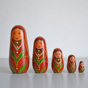 Vintage Russian Nesting Doll, Matryoshka, Matrioshka, Matreshka Dolls / Stacking Set of 5 Wooden Figurines
