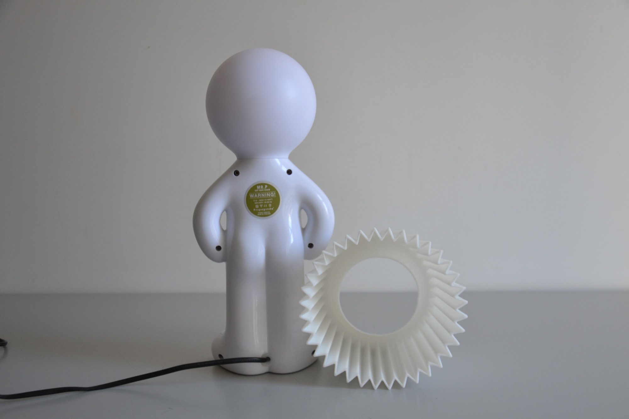 TABLE LAMP SHY MAN SHOW(Propaganda) Creative Little Shy Man