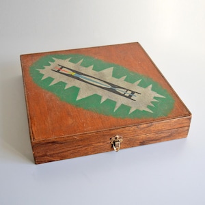 Puede incluir: Un juego de tres cuencos de cerámica anidados en tonos azules, verdes y blancos. Los cuencos presentan un esmalte moteado y un diseño sencillo. El cuenco más grande mide unos 20 cm de diámetro.