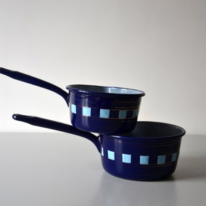 Set van 2 vintage steelpannen met LUSTUCRU schenktuit