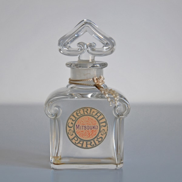 Ancien flacon de parfum Mitsouko de Guerlain, cristal Baccarat, collection parfumerie française, 13cm