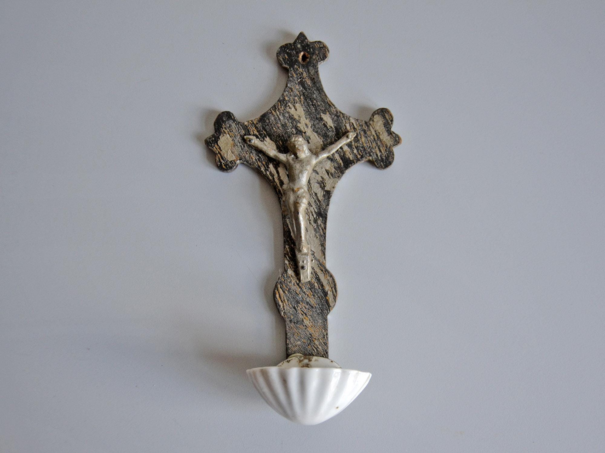 アンティークの壁掛け十字架、聖水盤、木と磁器、宗教的なアンティーク