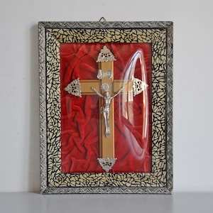 Religiöser Reliquienrahmen mit Kruzifix, konvexes Glas 1900, Vintage-Dekoration für die Wand